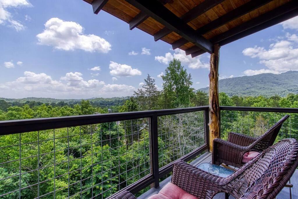 The Log Castle~Stunning Mountain Views~Hot Tub Villa Sevierville Exterior photo