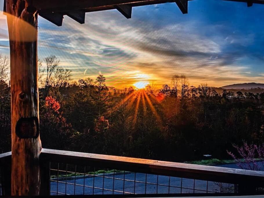 The Log Castle~Stunning Mountain Views~Hot Tub Villa Sevierville Exterior photo