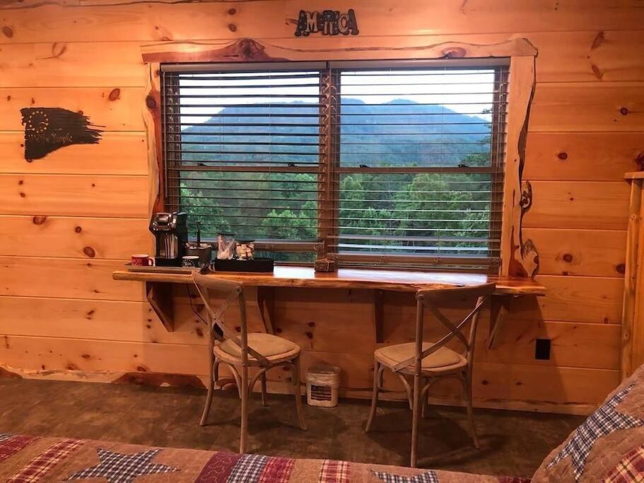 The Log Castle~Stunning Mountain Views~Hot Tub Villa Sevierville Exterior photo