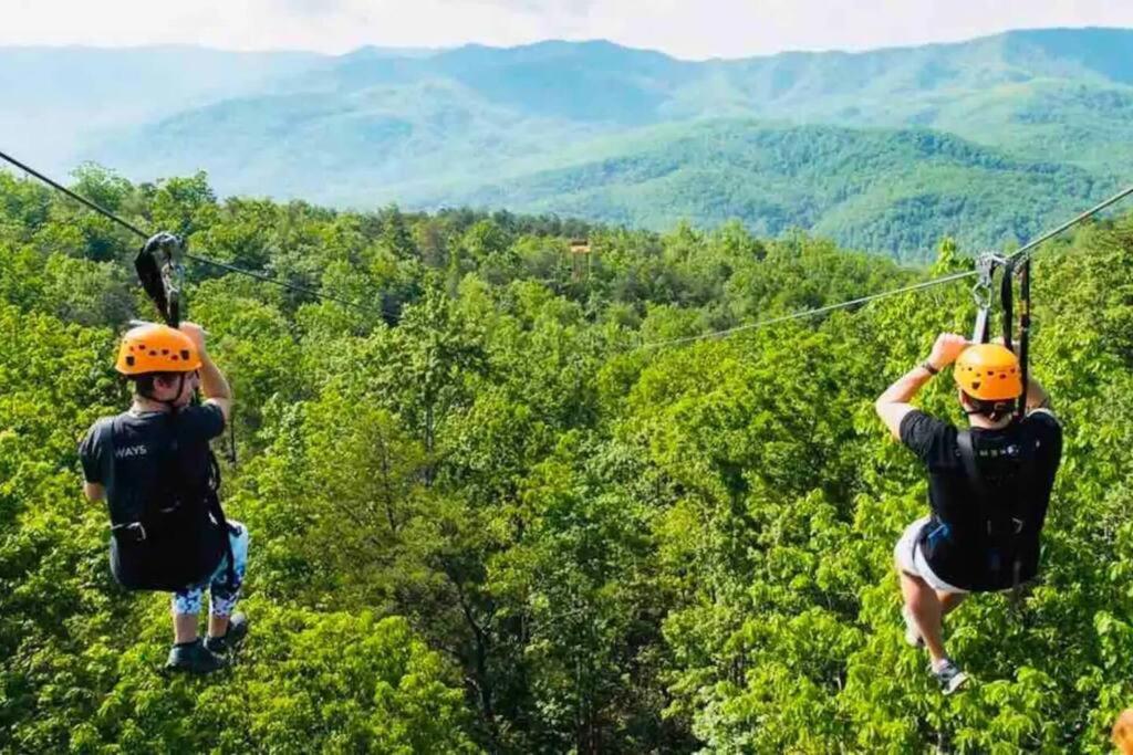 The Log Castle~Stunning Mountain Views~Hot Tub Villa Sevierville Exterior photo