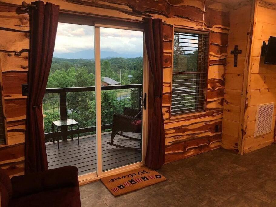 The Log Castle~Stunning Mountain Views~Hot Tub Villa Sevierville Exterior photo