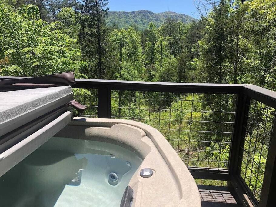 The Log Castle~Stunning Mountain Views~Hot Tub Villa Sevierville Exterior photo