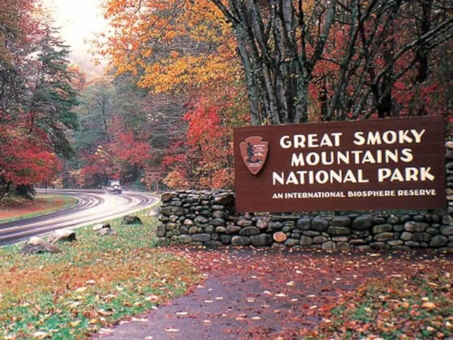 The Log Castle~Stunning Mountain Views~Hot Tub Villa Sevierville Exterior photo
